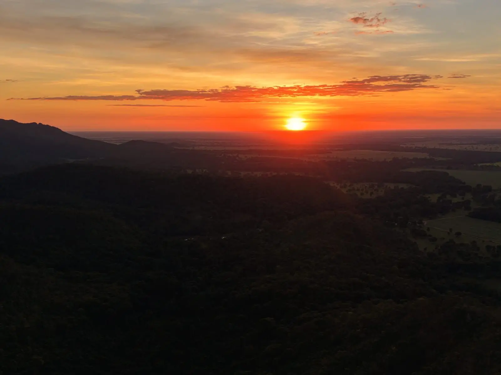 Nascer do sol visto da Serra do Roncador