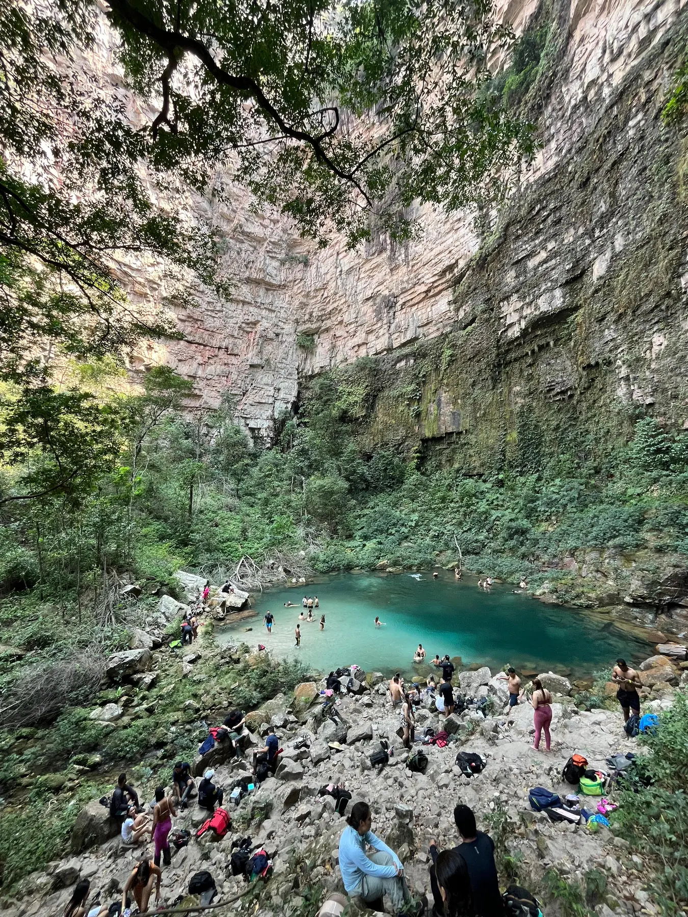 Cachoeira cercada pelos paredões da Serra do Roncador