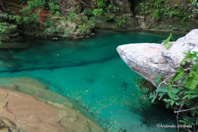 Poço de água transparente no Recanto da Serra