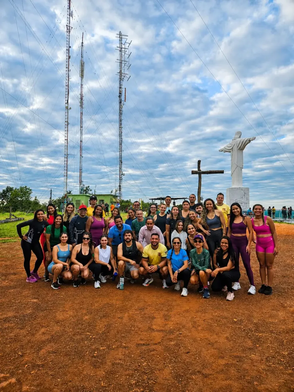 Miranteiros reunidos diante do Cristo